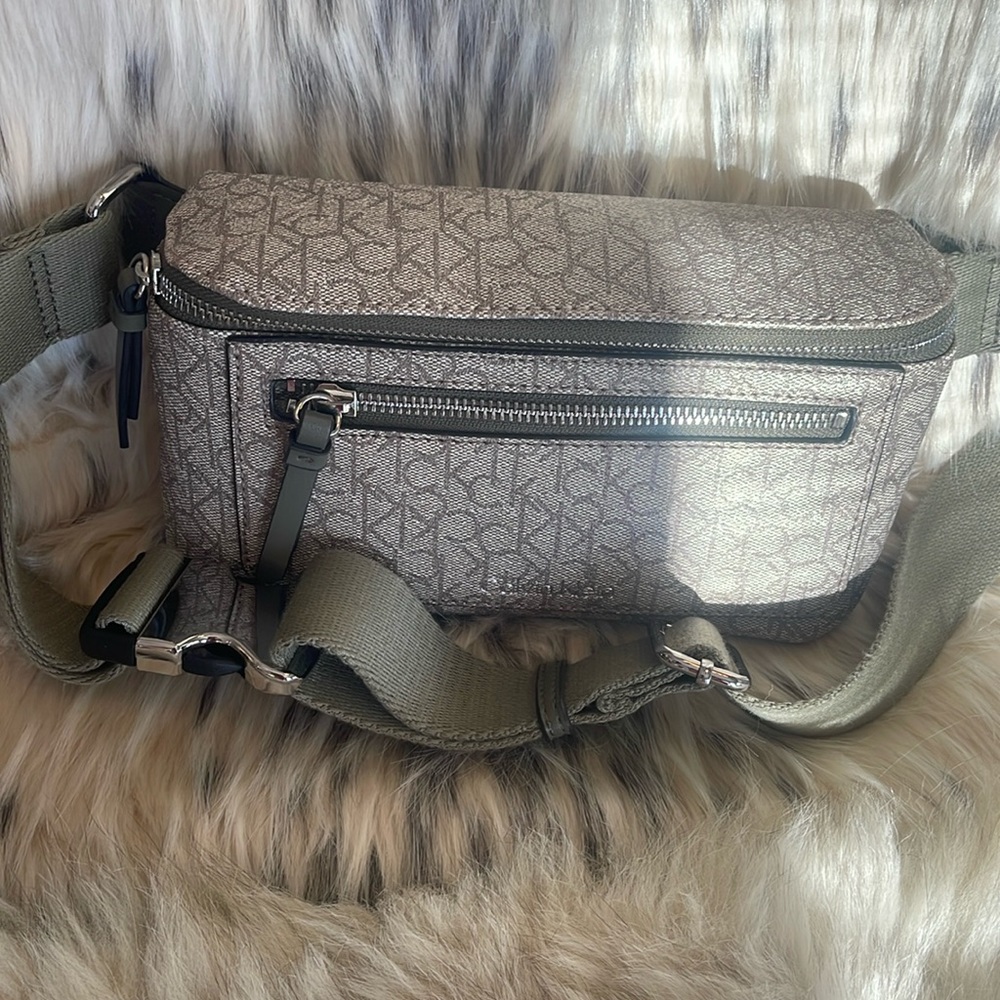 New & excellent condition. Calvin Klein adjustable belt with attachable purse